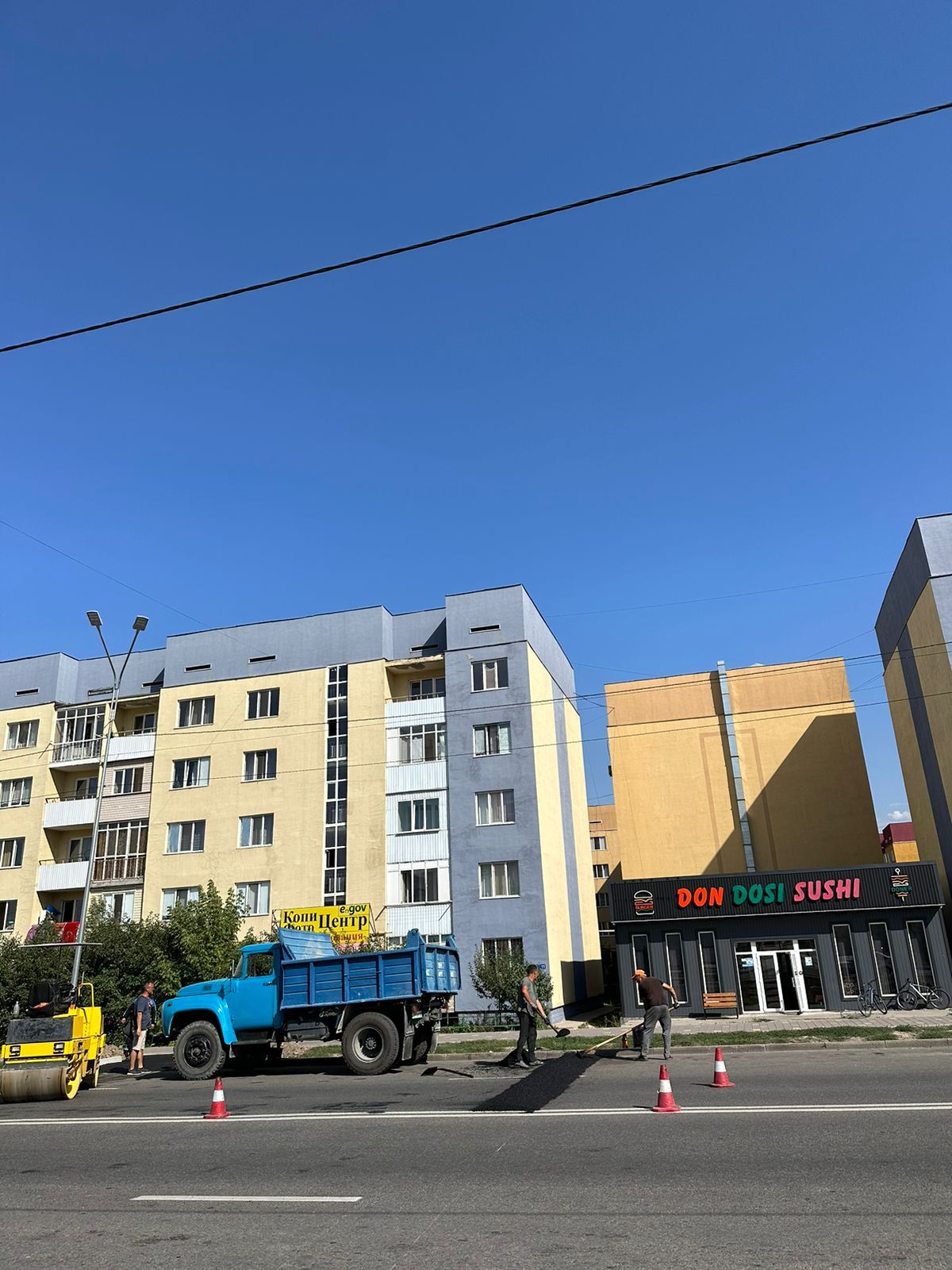 Мектептің алдында жаяу жүргіншілер жолағы жасалуда